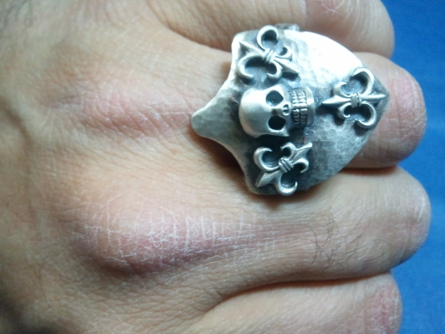 Hammered Crest Shield Skull & Fleur de Lis .925 Sterling Silver Ring.-UDINC0025